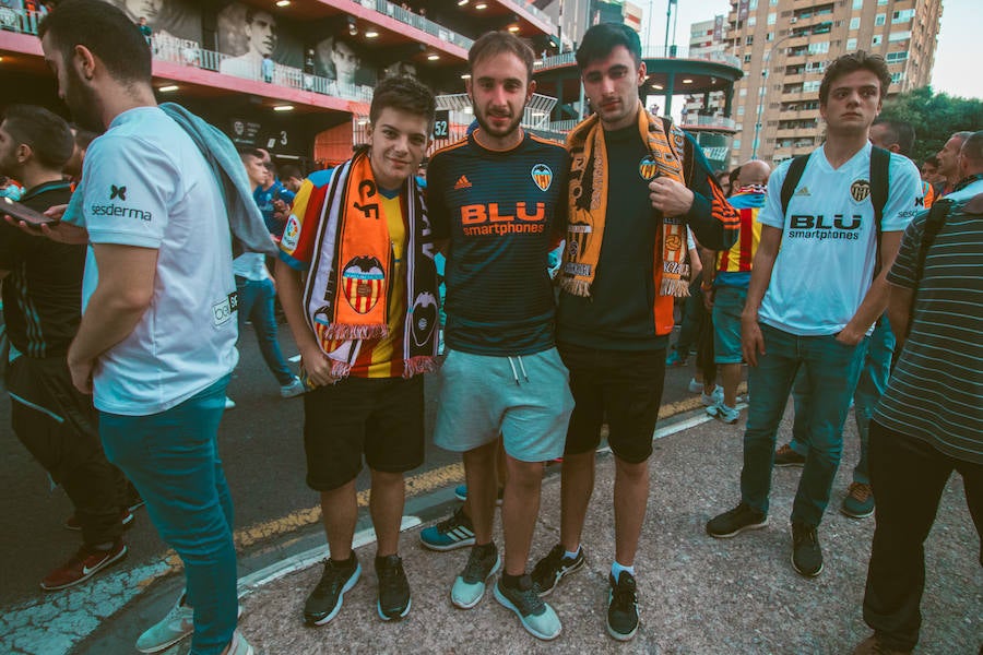 La afición congregada en los alrededores de Mestalla antes del partido