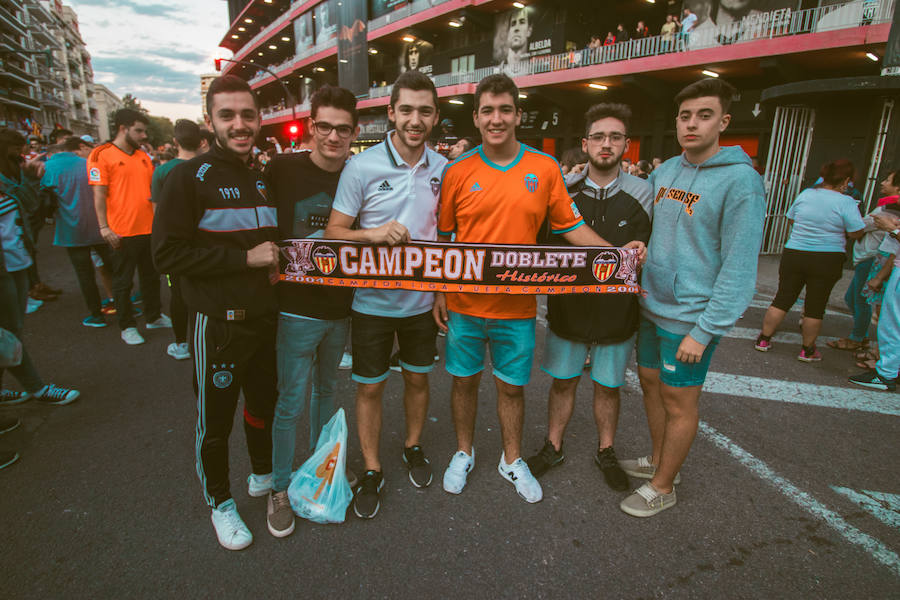 La afición congregada en los alrededores de Mestalla antes del partido