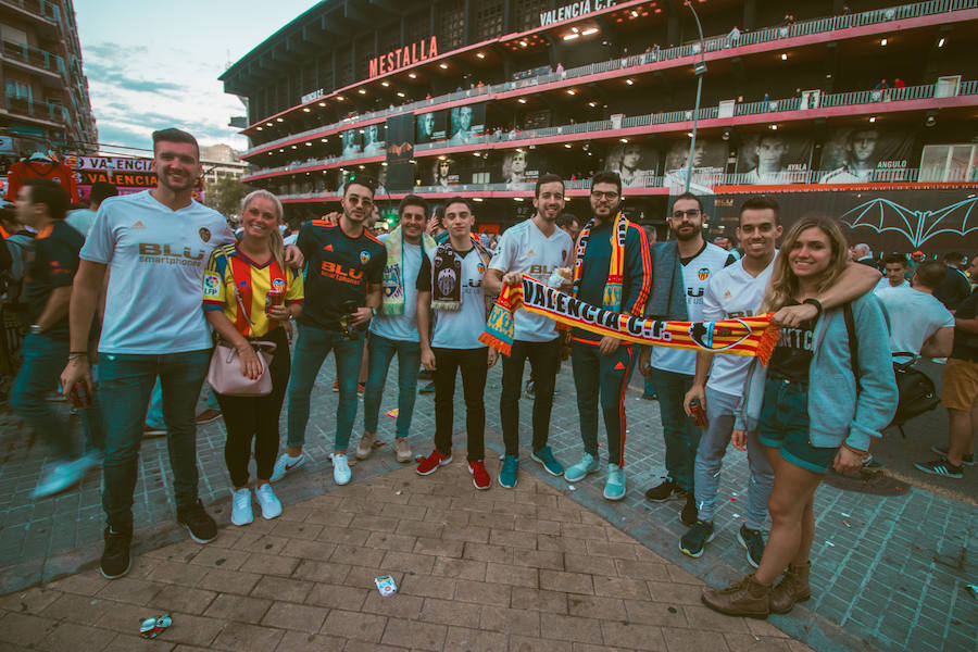 La afición congregada en los alrededores de Mestalla antes del partido