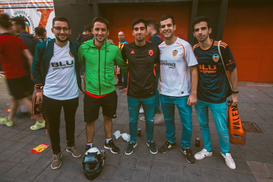 La afición congregada en los alrededores de Mestalla antes del partido