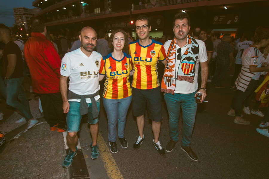 La afición congregada en los alrededores de Mestalla antes del partido