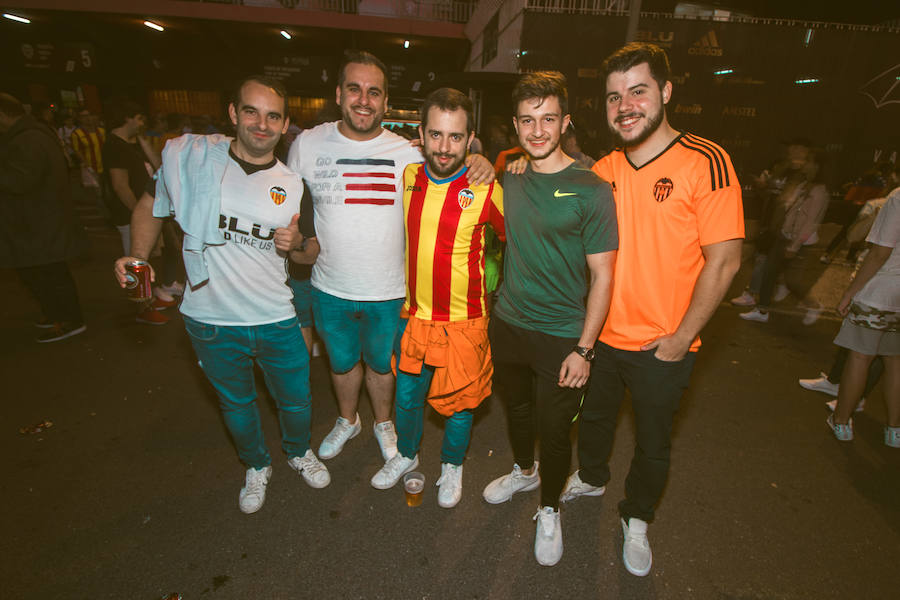 La afición congregada en los alrededores de Mestalla antes del partido