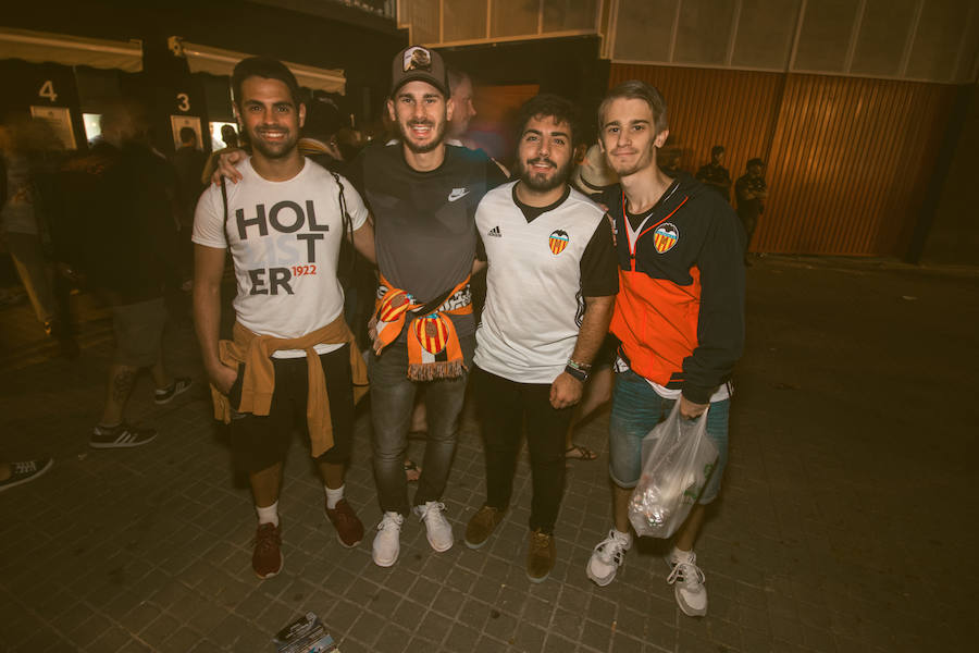 La afición congregada en los alrededores de Mestalla antes del partido