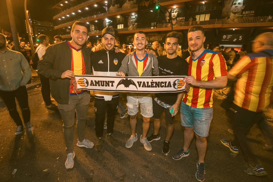 La afición congregada en los alrededores de Mestalla antes del partido