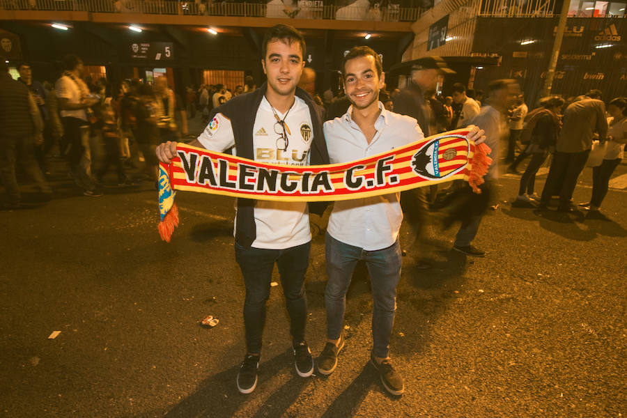 La afición congregada en los alrededores de Mestalla antes del partido