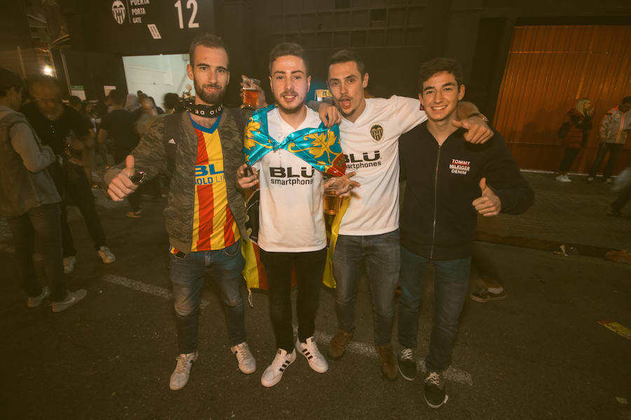 La afición congregada en los alrededores de Mestalla antes del partido