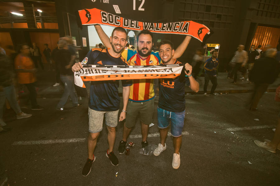 La afición congregada en los alrededores de Mestalla antes del partido