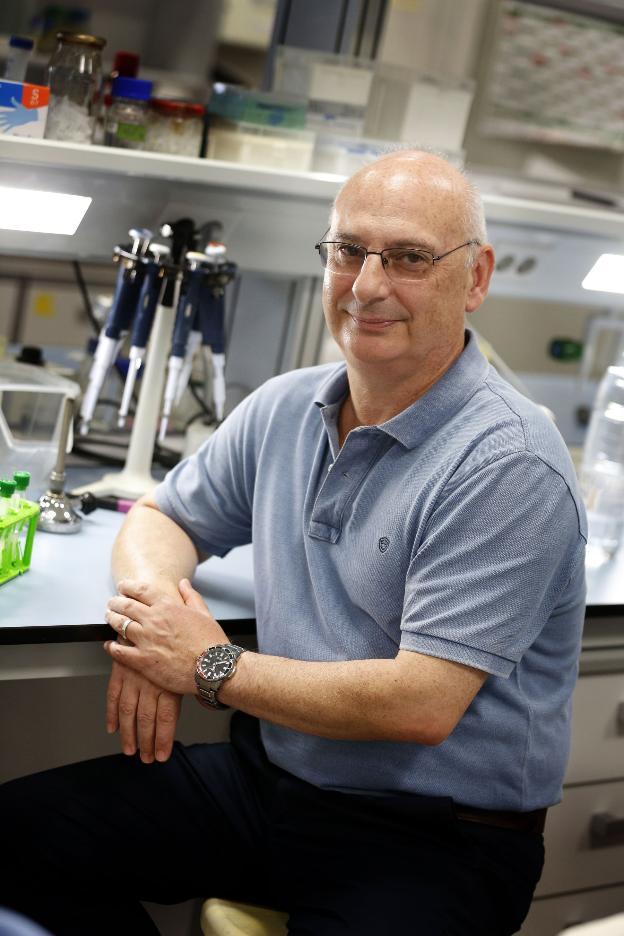 Francisco Martínez Mojica, en su laboratorio. 