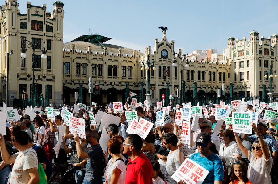 Fotos: Manifestación por el Corredor Cantábrico-Mediterráneo en Valencia