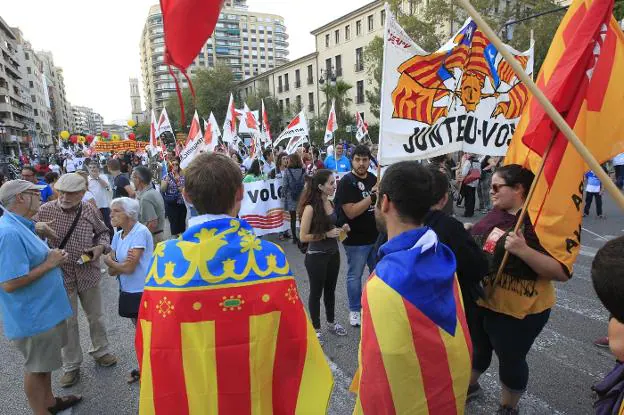 Un joven porta una Senyera en la manifestación de la Comissió 9 d'Octubre. 