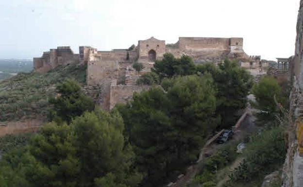 Imagen de parte del castillo, con la puerta de Almenara al fondo