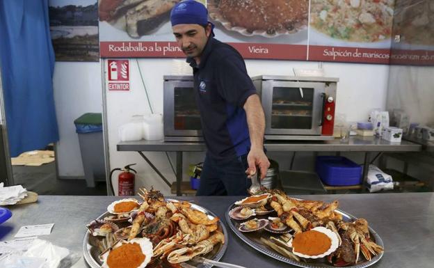 Varios platos preparados al momento durante la feria MarisGalicia en Valencia 