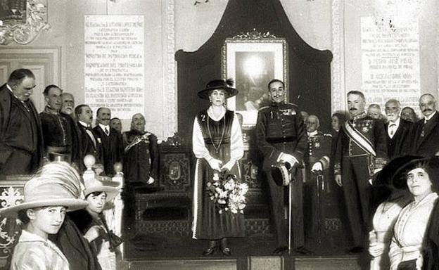 Jornada solemne. Díade la Raza en el Paraninfo deSan Sebastián, en 1917, presidido por los Reyes Alfonso XII yVictoria Eugenia.