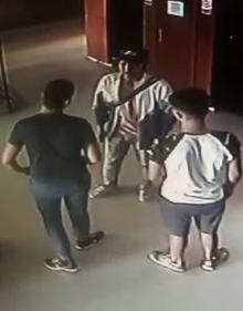 Imagen secundaria 2 - Los tres jóvenes entablan una conversación con su víctima antes de agredirle para robarle.