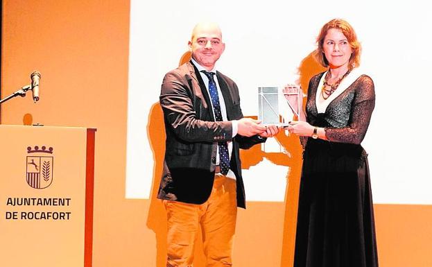 Víctor Jiménez entrega uno de los premios.