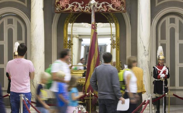 La Real Senyera está expuesta en el Salón de Cristal del Ayuntamiento de Valencia.