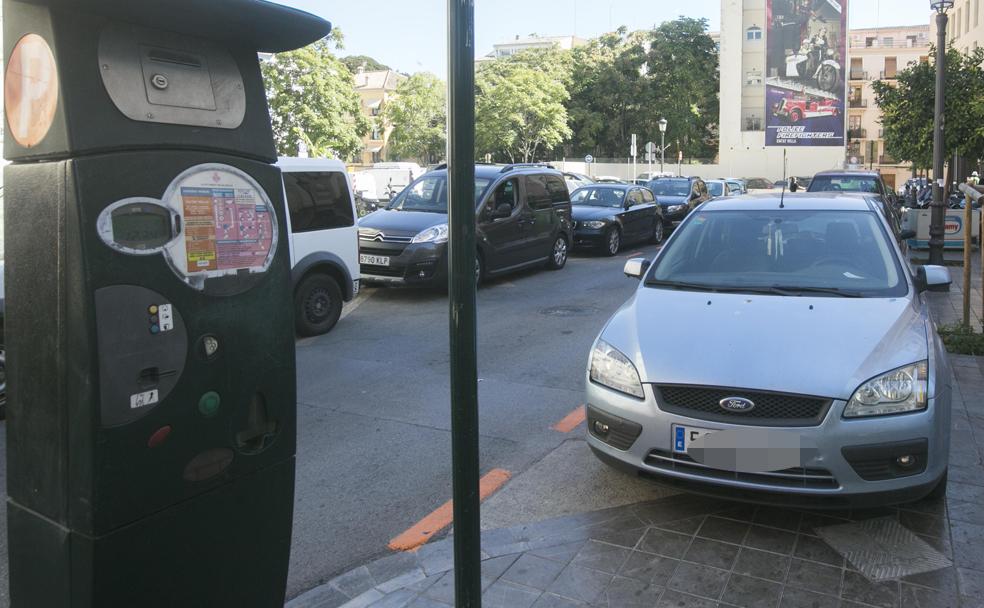 Vehículos aparcados junto a un parquímetro, en una zona naranja del distrito de Ciutat Vella.