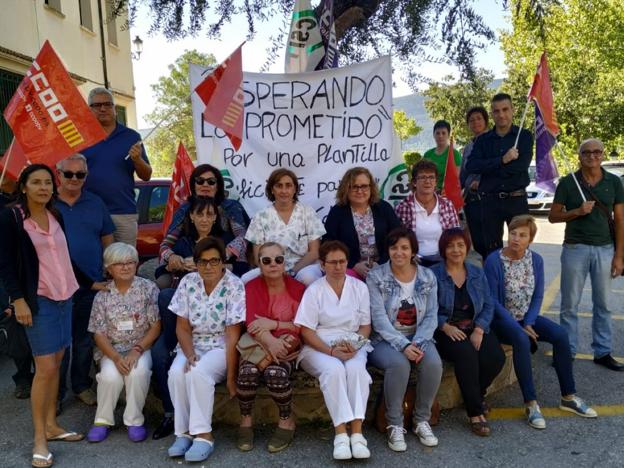 Usuarios y trabajadores de la residencia de ancianos de Mariola, en un momento de la protesta. 