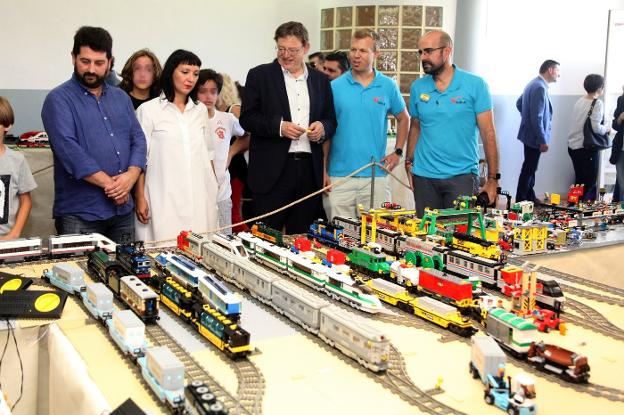 Puig y Mengual ante la exposición de trenes de Lego. 