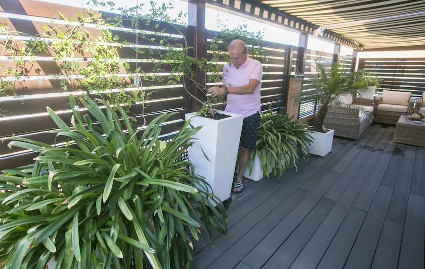 El empresario ha creado un espacio pensado par la evasión a las afueras de Valencia. Plantas frutales, madera de teca y amor por la gastronomía son los tres pilares que asientan esta casa. José Luis Palencia decidió comprarse una vivienda en una urbanización alejada del centor, para poder escaparse de vez en cuando y relajarse, cocinar o ver retransmisiones deportivas. Lo primero que hizo fue pedirle al constructor Raúl Ruiz que tirara todo dejando un espacio único para salón y cocina, una habitación principal y una de invitados.