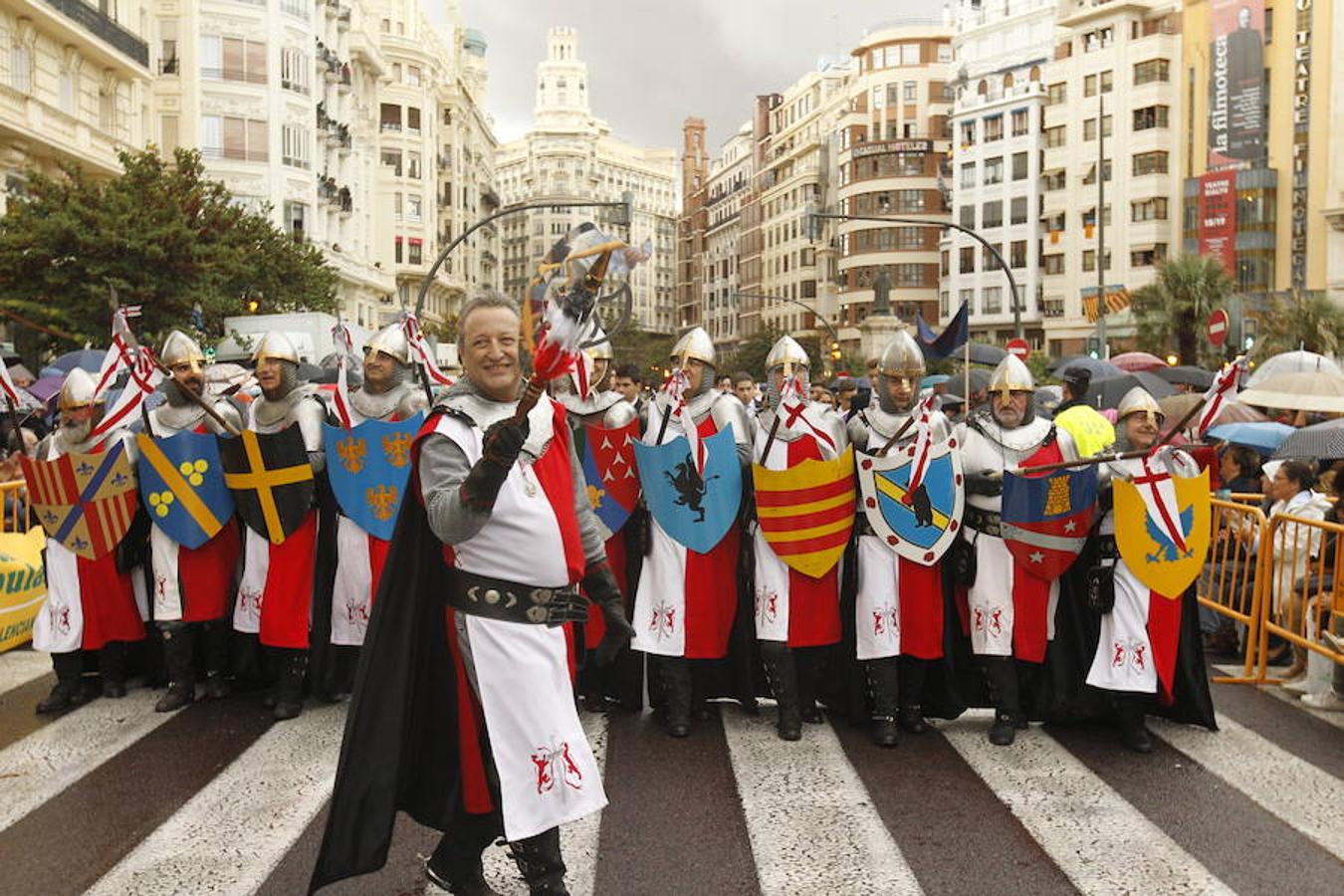 Las tropas moras y cristianas han desfilado esta tarde por Valencia para conmemorar este 9 d'Octubre, el Día de la Comunitat Valenciana. La impresionante entrada ha comenzado a las 17.00 horas, en recuerdo a la conquista de Jaume I hace ya 780 años. Dos horas y media de espectáculo en la que han participado cerca de 2.000 personas, para formar 22 escuadras cristianas y 34 moras. El acto se ha convertido en uno de los más esperados y populares de la festividad de la Comunitat, y logra reunir año tras año (incluso bajo la lluvia) a miles de valencianos para revivir la histórica entrada del rey. 