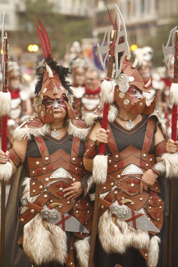 Las tropas moras y cristianas han desfilado esta tarde por Valencia para conmemorar este 9 d'Octubre, el Día de la Comunitat Valenciana. La impresionante entrada ha comenzado a las 17.00 horas, en recuerdo a la conquista de Jaume I hace ya 780 años. Dos horas y media de espectáculo en la que han participado cerca de 2.000 personas, para formar 22 escuadras cristianas y 34 moras. El acto se ha convertido en uno de los más esperados y populares de la festividad de la Comunitat, y logra reunir año tras año (incluso bajo la lluvia) a miles de valencianos para revivir la histórica entrada del rey. 