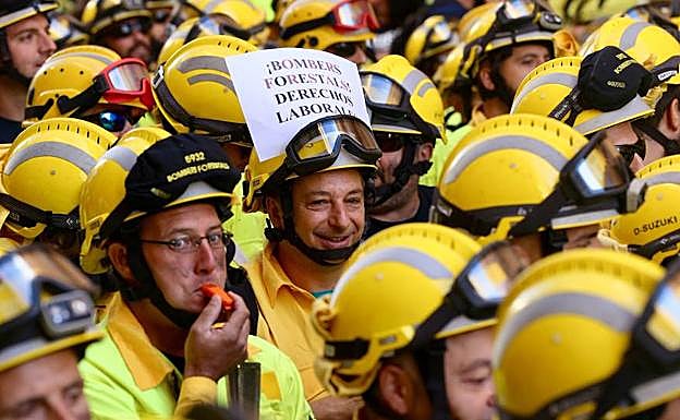 Bomberos forestales concentrados junto al Palau de la Generalitat 