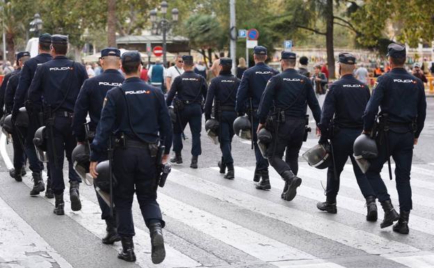 Un grupo de policías nacionales, en la plaza del Ayuntamiento, antes de la bajada de la Senyera.