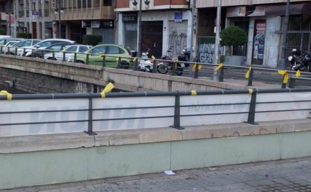 Vallas exteriores del túnel de Germanías con lazos amarillos.