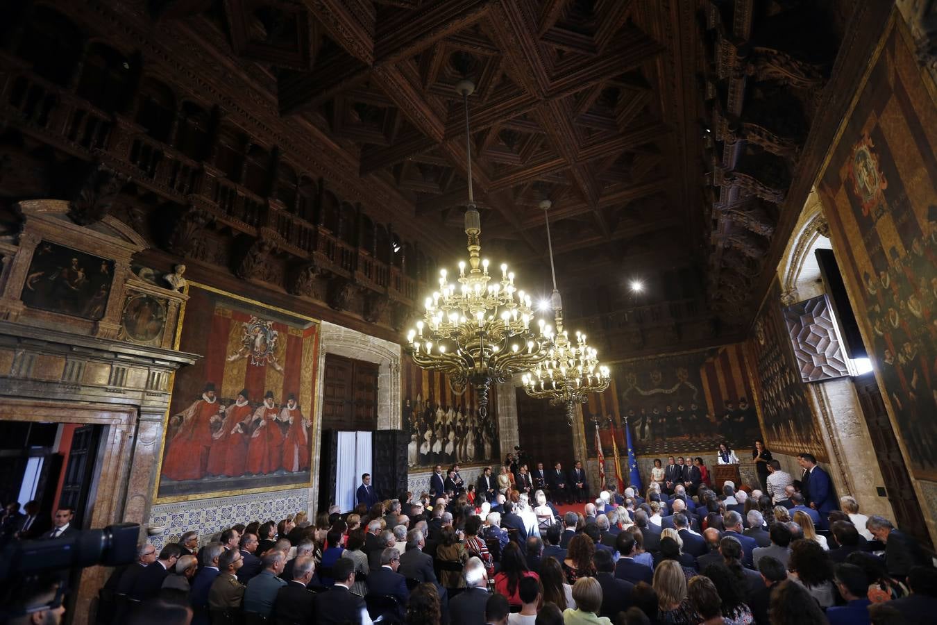 El presidente del Gobierno, Pedro Sánchez, ha puesto a la Comunitat Valenciana como ejemplo de «la mejor España», «la que se construye desde el diálogo y desde la suma de voluntades, la que prima la convivencia sobre el agravio territorial». Sánchez ha participado en el acto institucional de entrega de distinciones de la Generalitat Valenciana por el 9 d'Octubre.