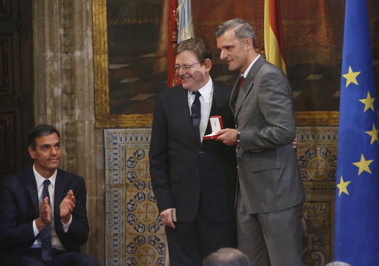 El presidente del Gobierno, Pedro Sánchez, ha puesto a la Comunitat Valenciana como ejemplo de «la mejor España», «la que se construye desde el diálogo y desde la suma de voluntades, la que prima la convivencia sobre el agravio territorial». Sánchez ha participado en el acto institucional de entrega de distinciones de la Generalitat Valenciana por el 9 d'Octubre.