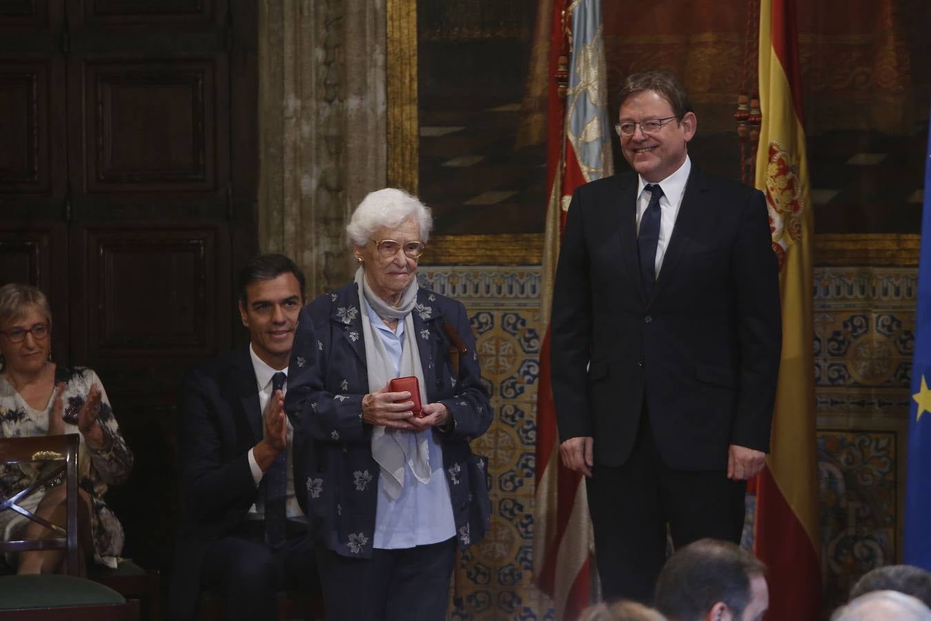 El presidente del Gobierno, Pedro Sánchez, ha puesto a la Comunitat Valenciana como ejemplo de «la mejor España», «la que se construye desde el diálogo y desde la suma de voluntades, la que prima la convivencia sobre el agravio territorial». Sánchez ha participado en el acto institucional de entrega de distinciones de la Generalitat Valenciana por el 9 d'Octubre.