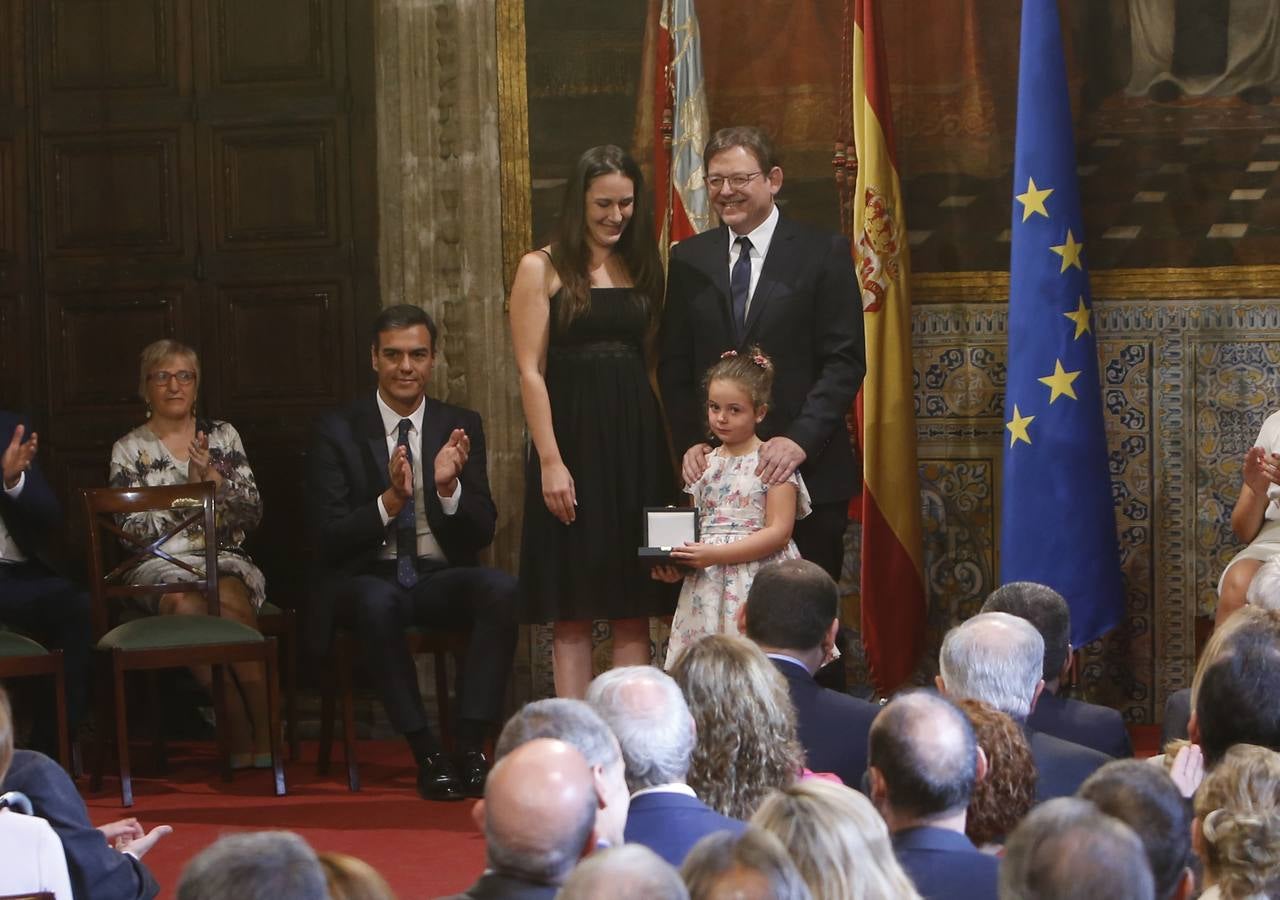 El presidente del Gobierno, Pedro Sánchez, ha puesto a la Comunitat Valenciana como ejemplo de «la mejor España», «la que se construye desde el diálogo y desde la suma de voluntades, la que prima la convivencia sobre el agravio territorial». Sánchez ha participado en el acto institucional de entrega de distinciones de la Generalitat Valenciana por el 9 d'Octubre.