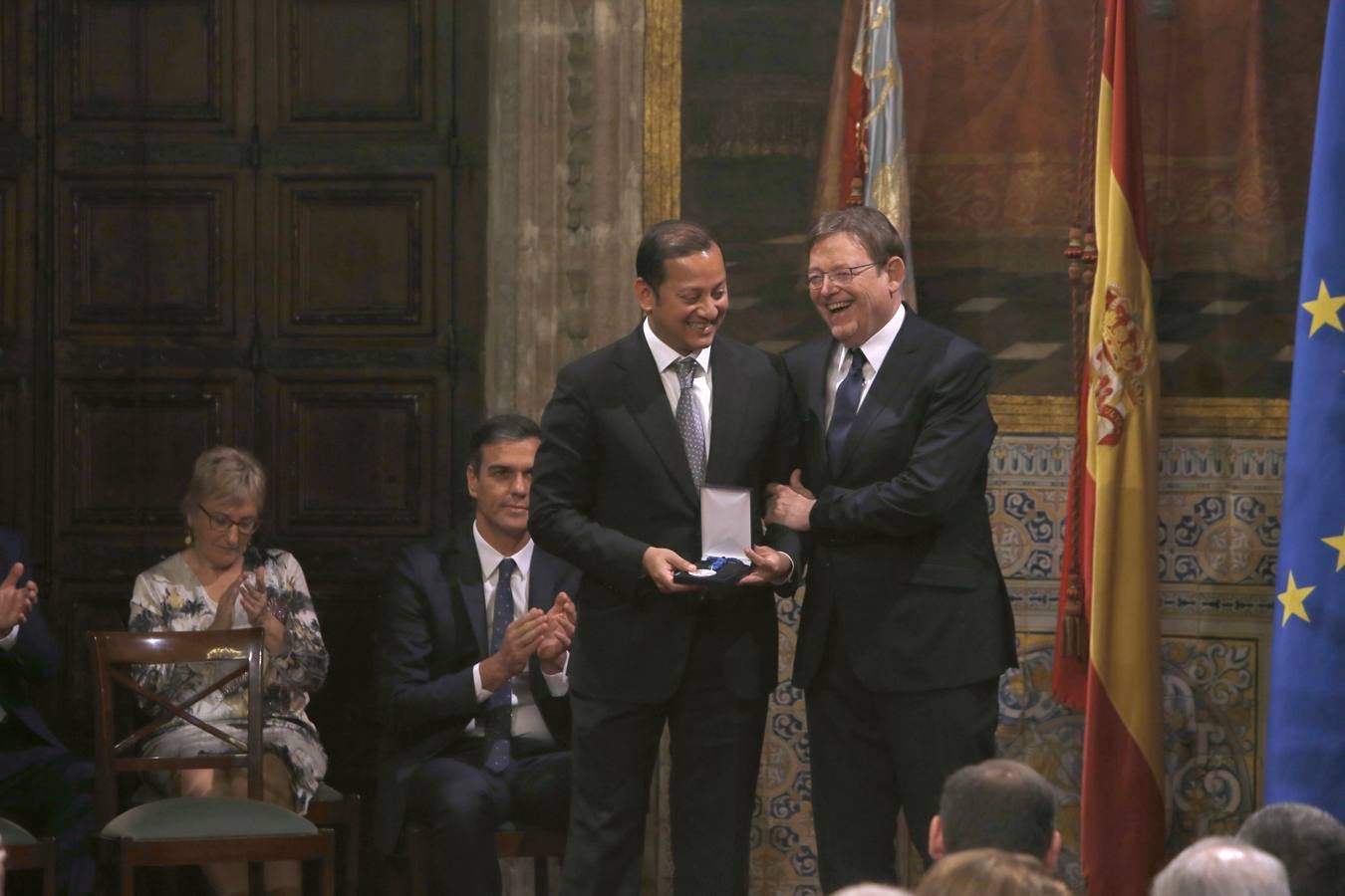 El presidente del Gobierno, Pedro Sánchez, ha puesto a la Comunitat Valenciana como ejemplo de «la mejor España», «la que se construye desde el diálogo y desde la suma de voluntades, la que prima la convivencia sobre el agravio territorial». Sánchez ha participado en el acto institucional de entrega de distinciones de la Generalitat Valenciana por el 9 d'Octubre.