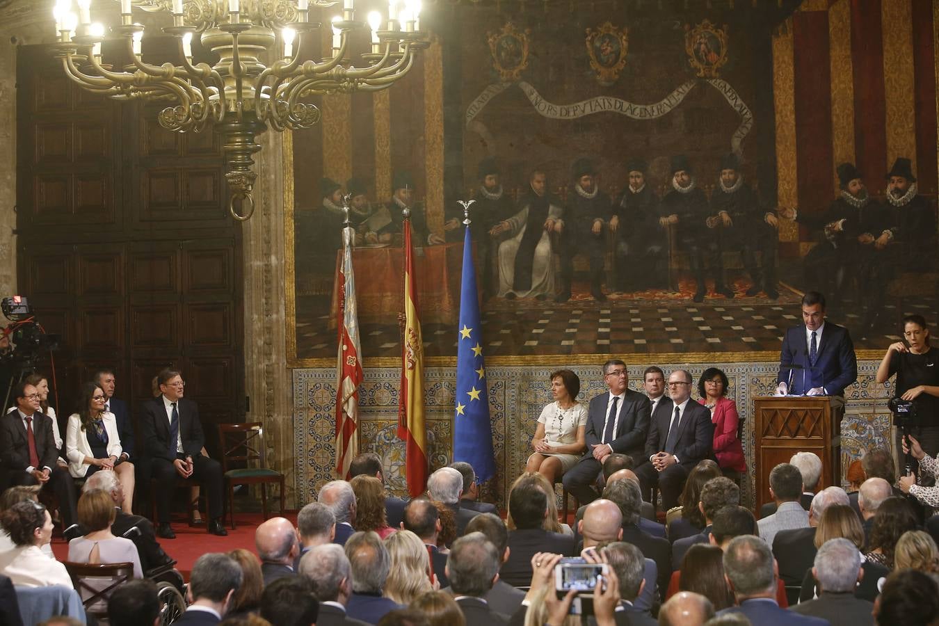 El presidente del Gobierno, Pedro Sánchez, ha puesto a la Comunitat Valenciana como ejemplo de «la mejor España», «la que se construye desde el diálogo y desde la suma de voluntades, la que prima la convivencia sobre el agravio territorial». Sánchez ha participado en el acto institucional de entrega de distinciones de la Generalitat Valenciana por el 9 d'Octubre.