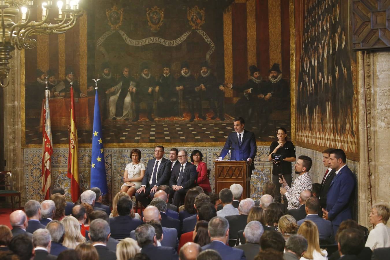 El presidente del Gobierno, Pedro Sánchez, ha puesto a la Comunitat Valenciana como ejemplo de «la mejor España», «la que se construye desde el diálogo y desde la suma de voluntades, la que prima la convivencia sobre el agravio territorial». Sánchez ha participado en el acto institucional de entrega de distinciones de la Generalitat Valenciana por el 9 d'Octubre.