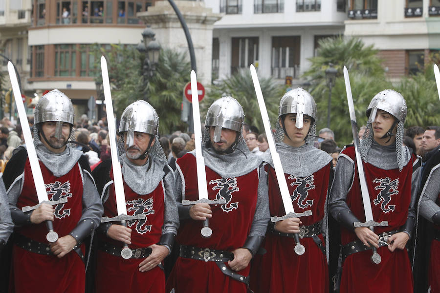 Las tropas moras y cristianas han desfilado esta tarde por Valencia para conmemorar este 9 d'Octubre, el Día de la Comunitat Valenciana. La impresionante entrada ha comenzado a las 17.00 horas, en recuerdo a la conquista de Jaume I hace ya 780 años. Dos horas y media de espectáculo en la que han participado cerca de 2.000 personas, para formar 22 escuadras cristianas y 34 moras. El acto se ha convertido en uno de los más esperados y populares de la festividad de la Comunitat, y logra reunir año tras año (incluso bajo la lluvia) a miles de valencianos para revivir la histórica entrada del rey. 