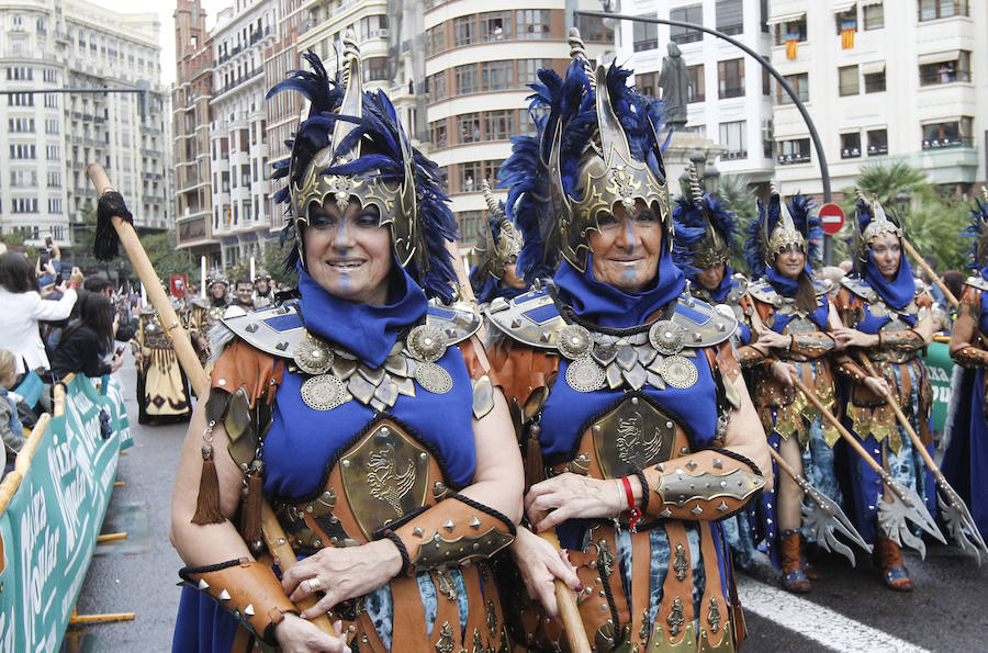 Las tropas moras y cristianas han desfilado esta tarde por Valencia para conmemorar este 9 d'Octubre, el Día de la Comunitat Valenciana. La impresionante entrada ha comenzado a las 17.00 horas, en recuerdo a la conquista de Jaume I hace ya 780 años. Dos horas y media de espectáculo en la que han participado cerca de 2.000 personas, para formar 22 escuadras cristianas y 34 moras. El acto se ha convertido en uno de los más esperados y populares de la festividad de la Comunitat, y logra reunir año tras año (incluso bajo la lluvia) a miles de valencianos para revivir la histórica entrada del rey. 