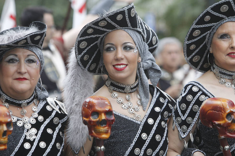 Las tropas moras y cristianas han desfilado esta tarde por Valencia para conmemorar este 9 d'Octubre, el Día de la Comunitat Valenciana. La impresionante entrada ha comenzado a las 17.00 horas, en recuerdo a la conquista de Jaume I hace ya 780 años. Dos horas y media de espectáculo en la que han participado cerca de 2.000 personas, para formar 22 escuadras cristianas y 34 moras. El acto se ha convertido en uno de los más esperados y populares de la festividad de la Comunitat, y logra reunir año tras año (incluso bajo la lluvia) a miles de valencianos para revivir la histórica entrada del rey. 