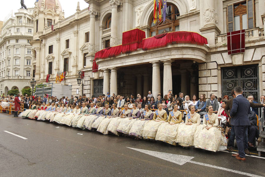 Las tropas moras y cristianas han desfilado esta tarde por Valencia para conmemorar este 9 d'Octubre, el Día de la Comunitat Valenciana. La impresionante entrada ha comenzado a las 17.00 horas, en recuerdo a la conquista de Jaume I hace ya 780 años. Dos horas y media de espectáculo en la que han participado cerca de 2.000 personas, para formar 22 escuadras cristianas y 34 moras. El acto se ha convertido en uno de los más esperados y populares de la festividad de la Comunitat, y logra reunir año tras año (incluso bajo la lluvia) a miles de valencianos para revivir la histórica entrada del rey. 