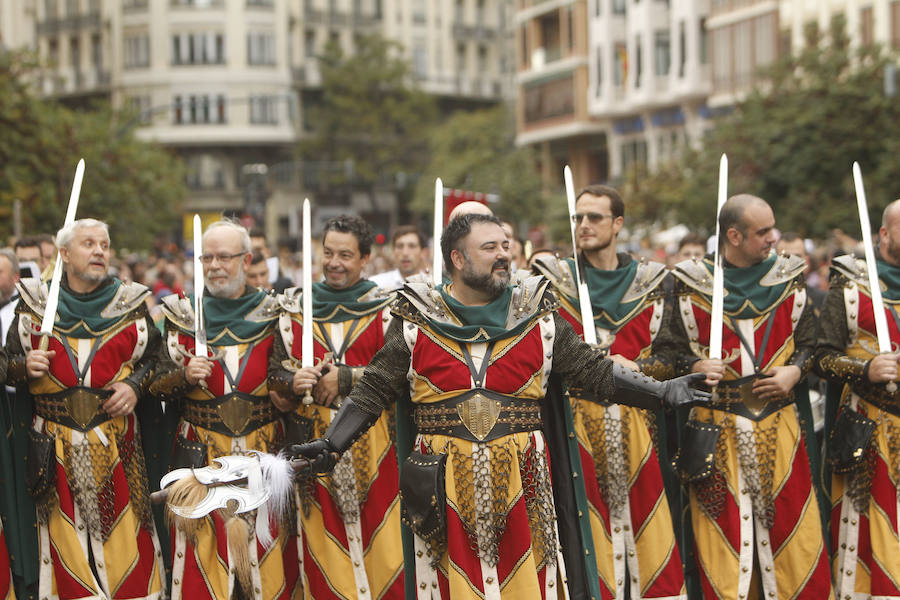 Las tropas moras y cristianas han desfilado esta tarde por Valencia para conmemorar este 9 d'Octubre, el Día de la Comunitat Valenciana. La impresionante entrada ha comenzado a las 17.00 horas, en recuerdo a la conquista de Jaume I hace ya 780 años. Dos horas y media de espectáculo en la que han participado cerca de 2.000 personas, para formar 22 escuadras cristianas y 34 moras. El acto se ha convertido en uno de los más esperados y populares de la festividad de la Comunitat, y logra reunir año tras año (incluso bajo la lluvia) a miles de valencianos para revivir la histórica entrada del rey. 