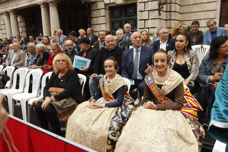 Las tropas moras y cristianas han desfilado esta tarde por Valencia para conmemorar este 9 d'Octubre, el Día de la Comunitat Valenciana. La impresionante entrada ha comenzado a las 17.00 horas, en recuerdo a la conquista de Jaume I hace ya 780 años. Dos horas y media de espectáculo en la que han participado cerca de 2.000 personas, para formar 22 escuadras cristianas y 34 moras. El acto se ha convertido en uno de los más esperados y populares de la festividad de la Comunitat, y logra reunir año tras año (incluso bajo la lluvia) a miles de valencianos para revivir la histórica entrada del rey. 