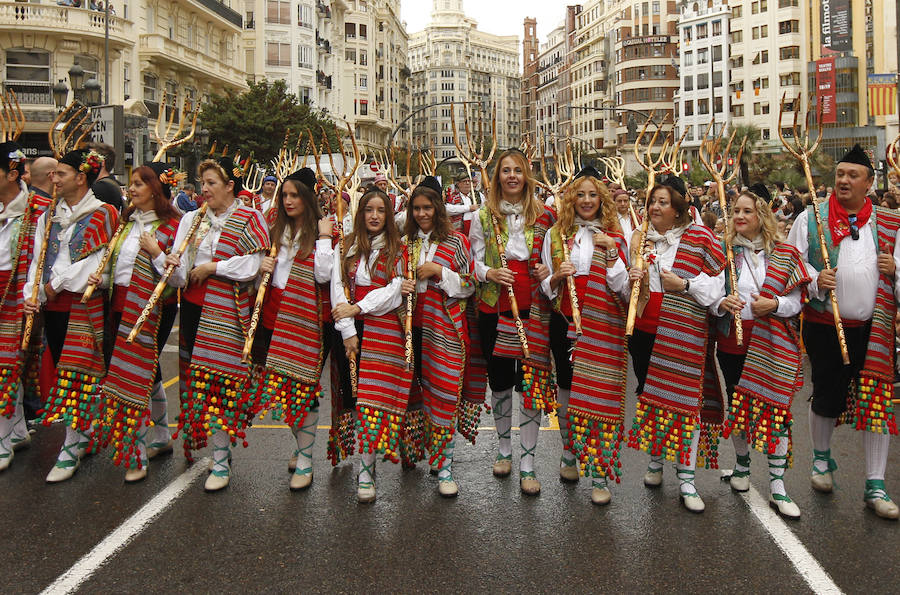 Las tropas moras y cristianas han desfilado esta tarde por Valencia para conmemorar este 9 d'Octubre, el Día de la Comunitat Valenciana. La impresionante entrada ha comenzado a las 17.00 horas, en recuerdo a la conquista de Jaume I hace ya 780 años. Dos horas y media de espectáculo en la que han participado cerca de 2.000 personas, para formar 22 escuadras cristianas y 34 moras. El acto se ha convertido en uno de los más esperados y populares de la festividad de la Comunitat, y logra reunir año tras año (incluso bajo la lluvia) a miles de valencianos para revivir la histórica entrada del rey. 