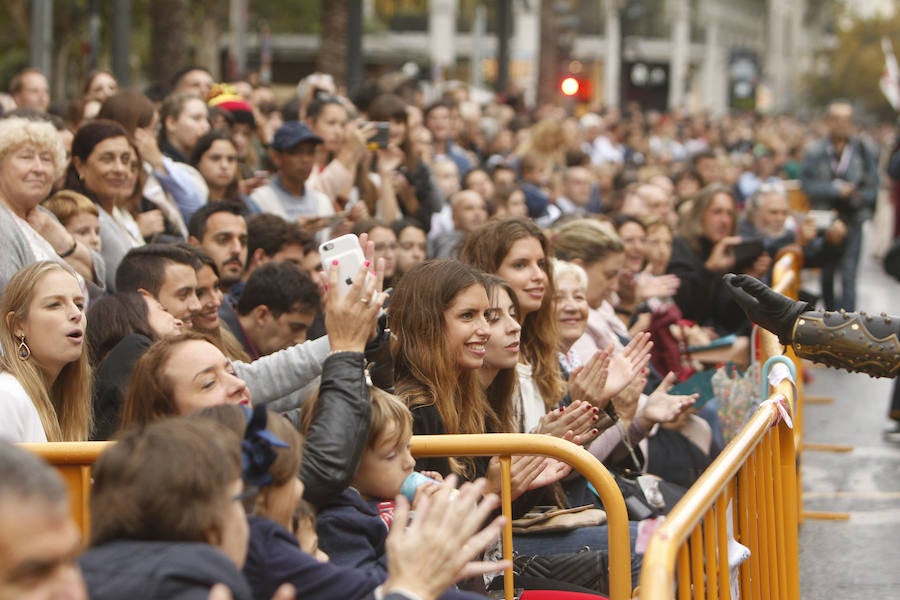 Las tropas moras y cristianas han desfilado esta tarde por Valencia para conmemorar este 9 d'Octubre, el Día de la Comunitat Valenciana. La impresionante entrada ha comenzado a las 17.00 horas, en recuerdo a la conquista de Jaume I hace ya 780 años. Dos horas y media de espectáculo en la que han participado cerca de 2.000 personas, para formar 22 escuadras cristianas y 34 moras. El acto se ha convertido en uno de los más esperados y populares de la festividad de la Comunitat, y logra reunir año tras año (incluso bajo la lluvia) a miles de valencianos para revivir la histórica entrada del rey. 