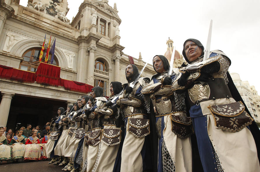 Las tropas moras y cristianas han desfilado esta tarde por Valencia para conmemorar este 9 d'Octubre, el Día de la Comunitat Valenciana. La impresionante entrada ha comenzado a las 17.00 horas, en recuerdo a la conquista de Jaume I hace ya 780 años. Dos horas y media de espectáculo en la que han participado cerca de 2.000 personas, para formar 22 escuadras cristianas y 34 moras. El acto se ha convertido en uno de los más esperados y populares de la festividad de la Comunitat, y logra reunir año tras año (incluso bajo la lluvia) a miles de valencianos para revivir la histórica entrada del rey. 