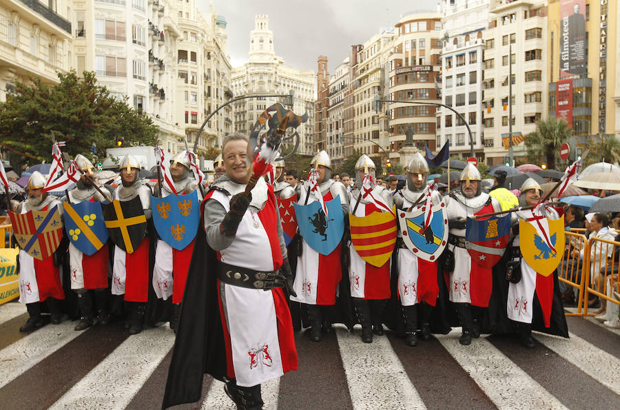 Las tropas moras y cristianas han desfilado esta tarde por Valencia para conmemorar este 9 d'Octubre, el Día de la Comunitat Valenciana. La impresionante entrada ha comenzado a las 17.00 horas, en recuerdo a la conquista de Jaume I hace ya 780 años. Dos horas y media de espectáculo en la que han participado cerca de 2.000 personas, para formar 22 escuadras cristianas y 34 moras. El acto se ha convertido en uno de los más esperados y populares de la festividad de la Comunitat, y logra reunir año tras año (incluso bajo la lluvia) a miles de valencianos para revivir la histórica entrada del rey. 