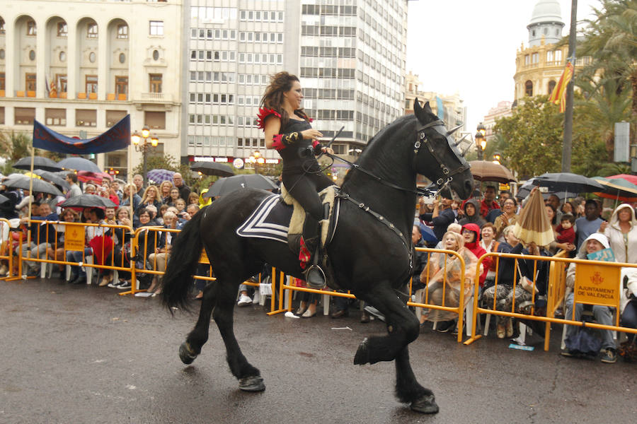 Las tropas moras y cristianas han desfilado esta tarde por Valencia para conmemorar este 9 d'Octubre, el Día de la Comunitat Valenciana. La impresionante entrada ha comenzado a las 17.00 horas, en recuerdo a la conquista de Jaume I hace ya 780 años. Dos horas y media de espectáculo en la que han participado cerca de 2.000 personas, para formar 22 escuadras cristianas y 34 moras. El acto se ha convertido en uno de los más esperados y populares de la festividad de la Comunitat, y logra reunir año tras año (incluso bajo la lluvia) a miles de valencianos para revivir la histórica entrada del rey. 