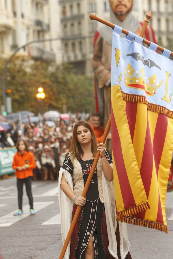 Las tropas moras y cristianas han desfilado esta tarde por Valencia para conmemorar este 9 d'Octubre, el Día de la Comunitat Valenciana. La impresionante entrada ha comenzado a las 17.00 horas, en recuerdo a la conquista de Jaume I hace ya 780 años. Dos horas y media de espectáculo en la que han participado cerca de 2.000 personas, para formar 22 escuadras cristianas y 34 moras. El acto se ha convertido en uno de los más esperados y populares de la festividad de la Comunitat, y logra reunir año tras año (incluso bajo la lluvia) a miles de valencianos para revivir la histórica entrada del rey. 