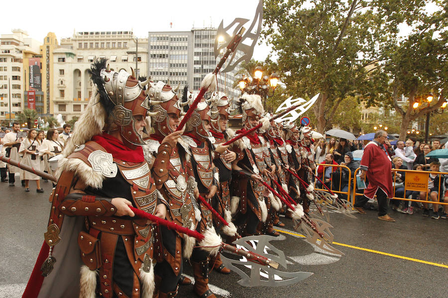 Las tropas moras y cristianas han desfilado esta tarde por Valencia para conmemorar este 9 d'Octubre, el Día de la Comunitat Valenciana. La impresionante entrada ha comenzado a las 17.00 horas, en recuerdo a la conquista de Jaume I hace ya 780 años. Dos horas y media de espectáculo en la que han participado cerca de 2.000 personas, para formar 22 escuadras cristianas y 34 moras. El acto se ha convertido en uno de los más esperados y populares de la festividad de la Comunitat, y logra reunir año tras año (incluso bajo la lluvia) a miles de valencianos para revivir la histórica entrada del rey. 