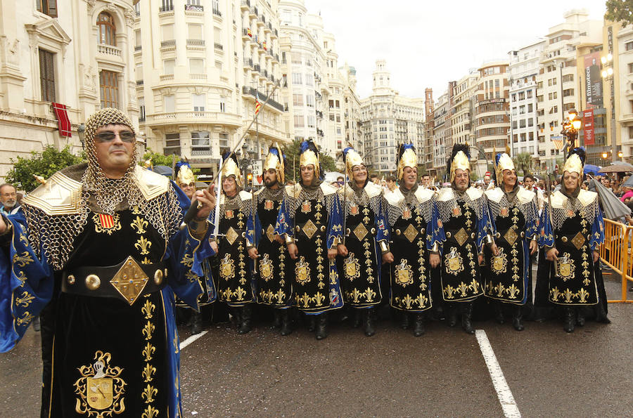 Las tropas moras y cristianas han desfilado esta tarde por Valencia para conmemorar este 9 d'Octubre, el Día de la Comunitat Valenciana. La impresionante entrada ha comenzado a las 17.00 horas, en recuerdo a la conquista de Jaume I hace ya 780 años. Dos horas y media de espectáculo en la que han participado cerca de 2.000 personas, para formar 22 escuadras cristianas y 34 moras. El acto se ha convertido en uno de los más esperados y populares de la festividad de la Comunitat, y logra reunir año tras año (incluso bajo la lluvia) a miles de valencianos para revivir la histórica entrada del rey. 